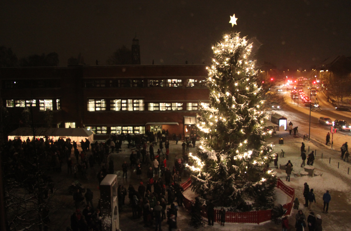 Juletræ med lys på Gladsaxe Rådhusplads